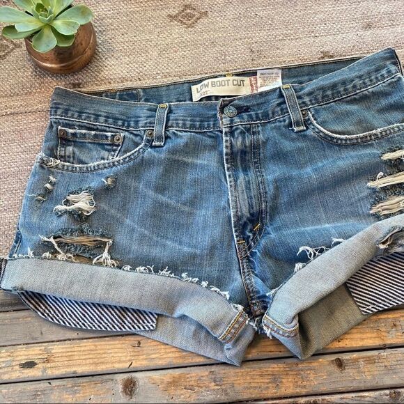 Levi’s distressed jean shorts size 14 - Picture 9 of 9